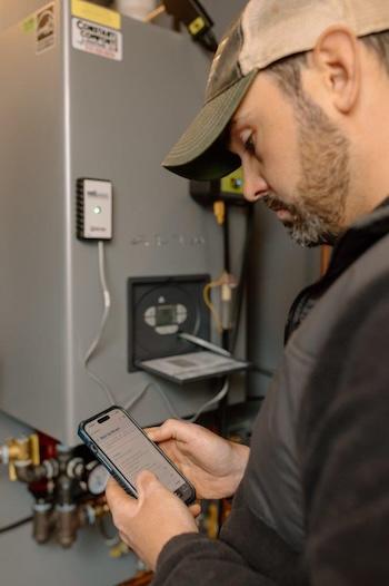 Technicial using USB-Connect to commission ALTA